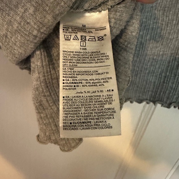 Old Navy Medium Ruffle Edge Henley - Picture 4 of 4